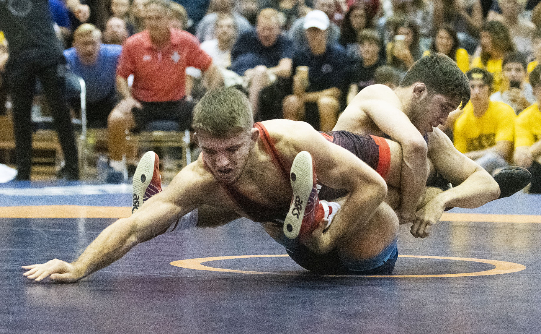 65 kg Wrestle-off, Yianni has a Hold on Zain